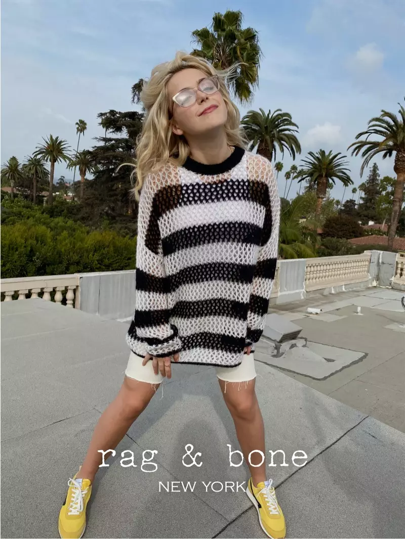 Aktris Kiernan Shipka pose ing Los Angeles kanggo proyek Rag & Bone Eyewear spring-summer 2021.