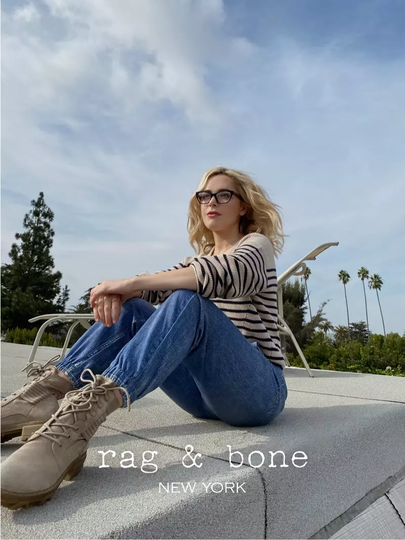 Kutarisa zvakajairwa, Kiernan Shipka anopfeka Rag & Bone Eyewear muunganidzwa wechirimo-zhizha 2021.