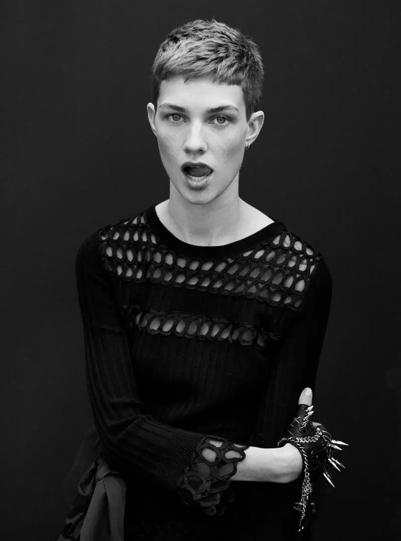 Harmony Boucher indossa uno stile all'avanguardia per Thomas Whiteside a Elle UK