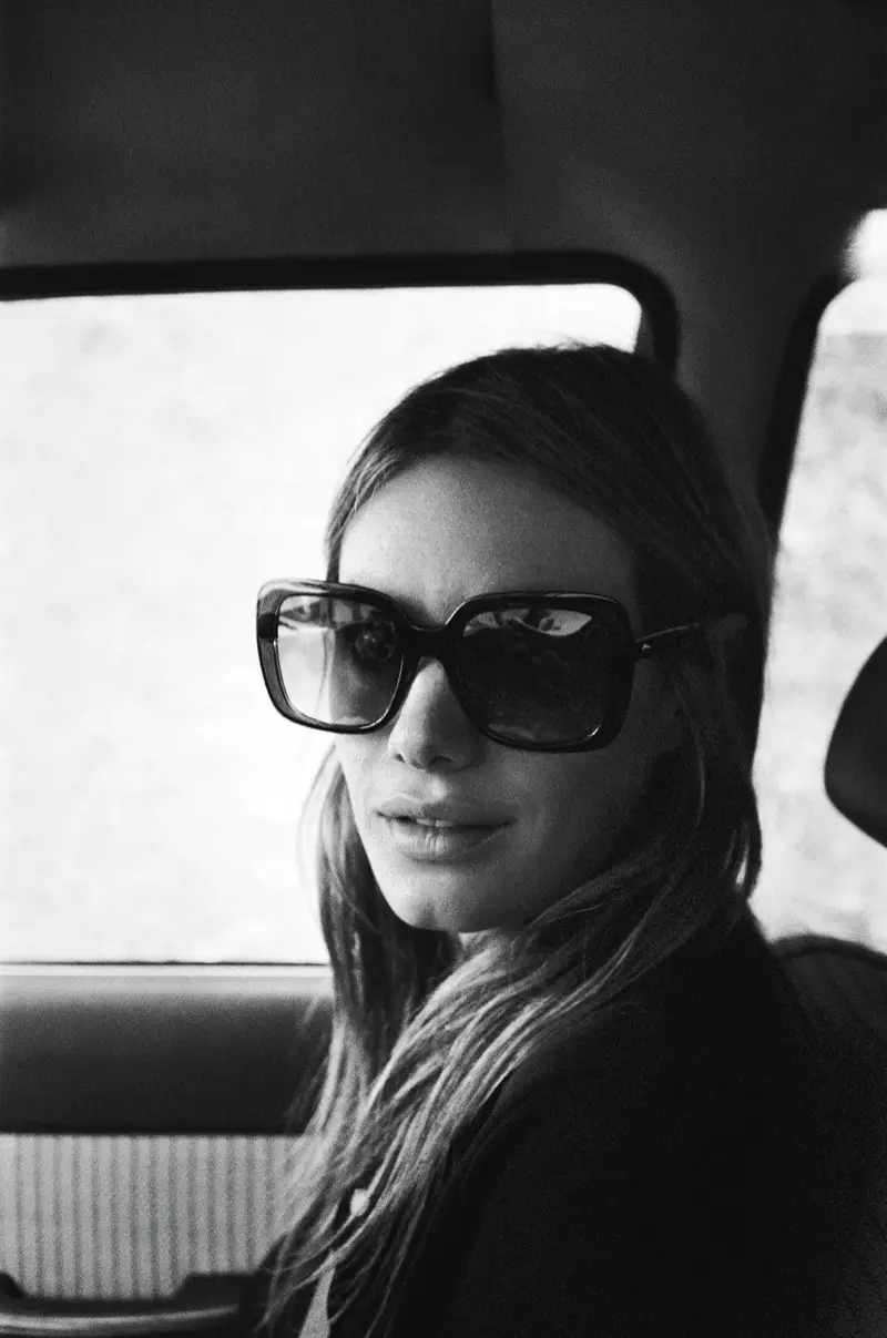 Camille Rowe yinyenyeri muri Rag & Bone Eyewear kwiyamamaza-impeshyi 2020.