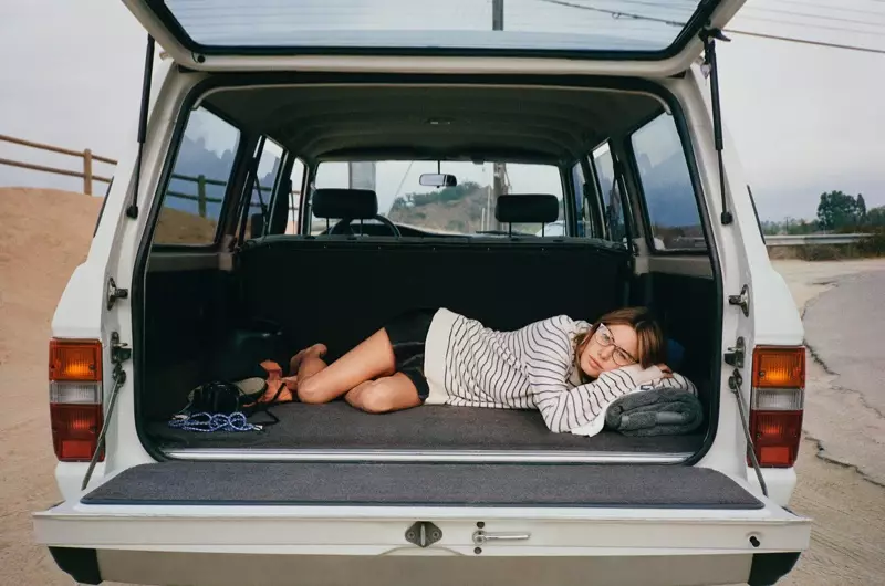 Naka-posing sa isang van, pinangunahan ni Camille Rowe ang Rag & Bone eyewear spring-summer 2020 campaign.