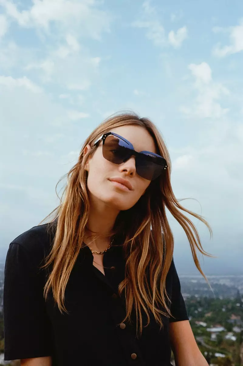 Modelka Camille Rowe pojawia się w kampanii Rag & Bone Eyewear wiosna-lato 2020.