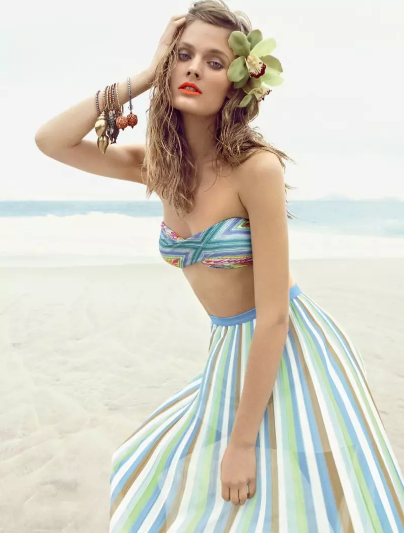 Constance Jablonski Hits the Beach para sa Vogue Brazil Nobyembre 2012 ni Henrique Gendre