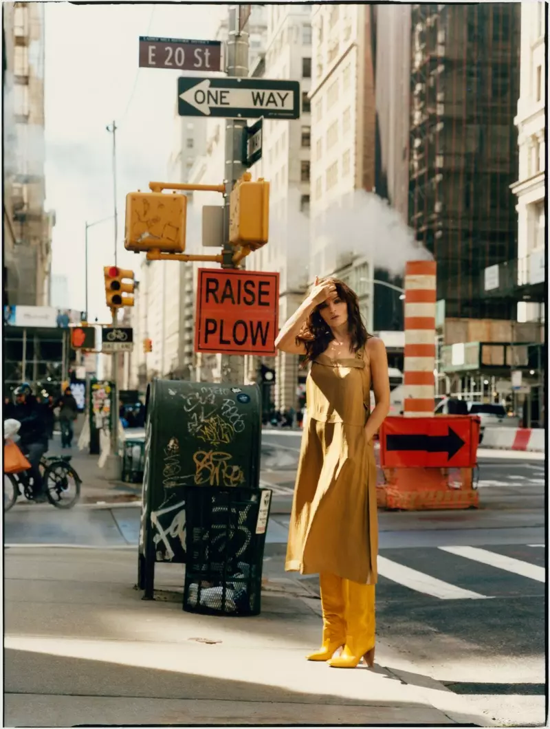 Berpose di jalanan Kota New York, Helena Christensen memimpin Proyek Foto Rag & Bone 2019