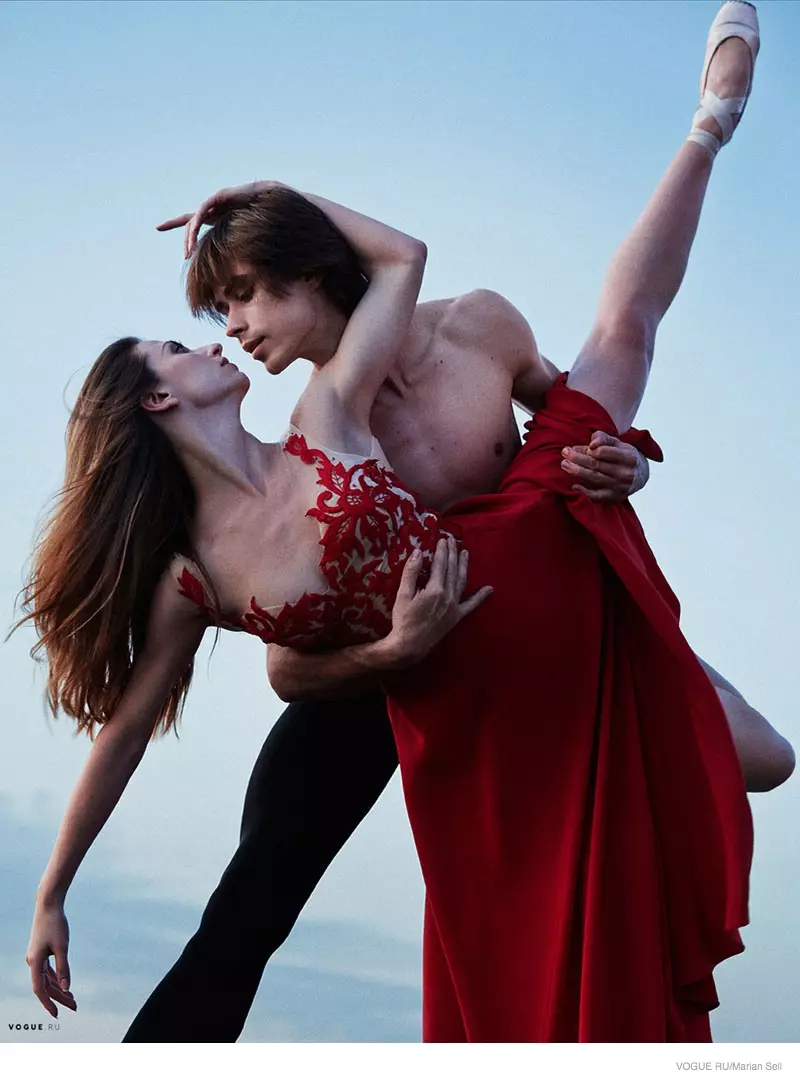 발레 댄서 Anna & Artem이 Vogue Russia 촬영에서 Marian Sell을 위해 포즈를 취합니다.