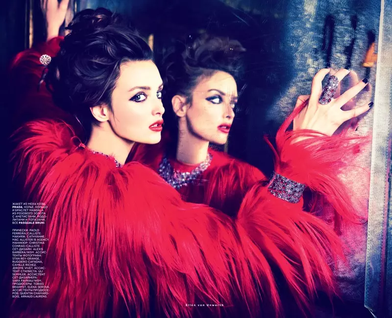 ሻርሎት ለቦን በEllen Von Unwerth Shoot ለ Vogue ሩሲያ ስላሉት እንቁዎች ነው።