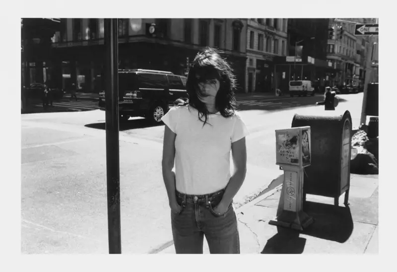 Helena Christensen posa em campanha de camiseta branca da Rag & Bone