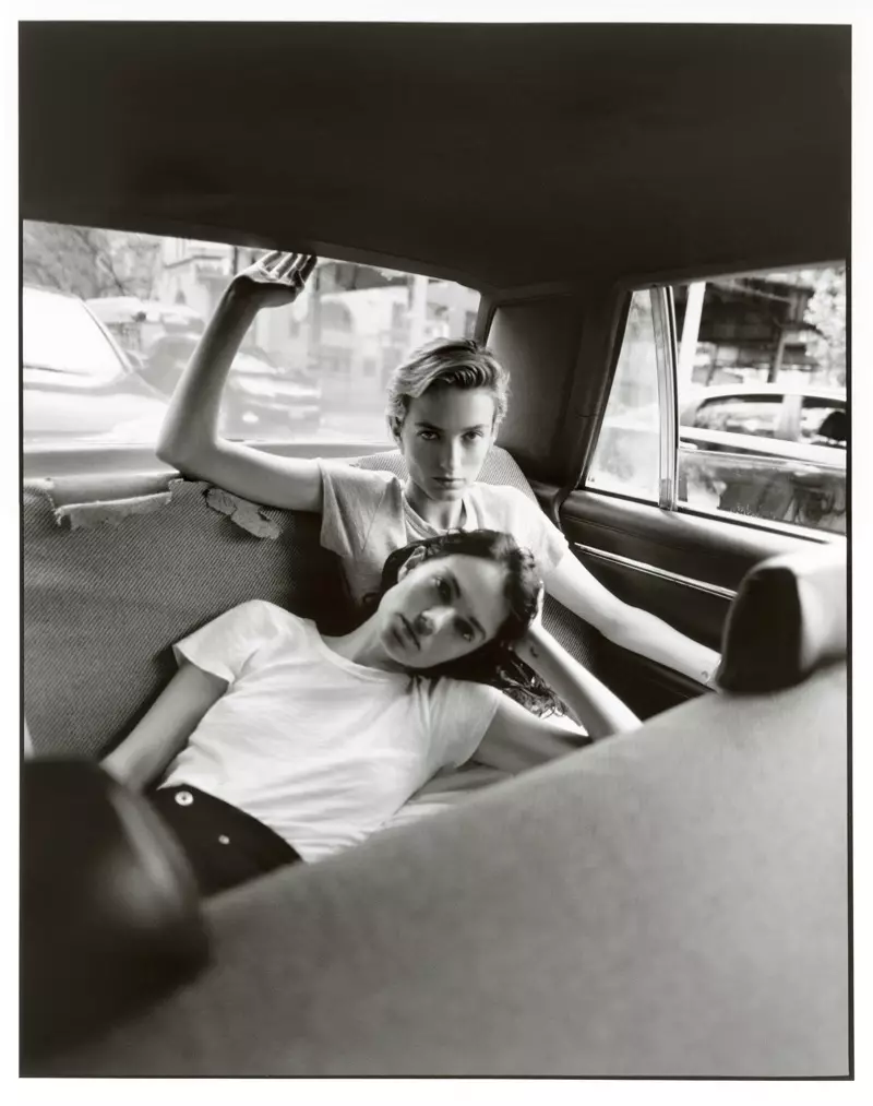 Elektrisch popduo Say Lou Lou poseert in witte tee-campagne van Rag & Bone