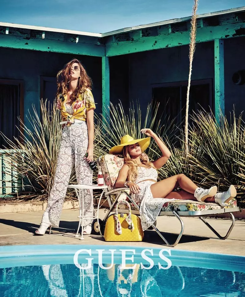 在池畔摆姿势，Mishel Gerzig 和 Gwen Van Meir 站在 Guess 2019 年夏季广告大片中