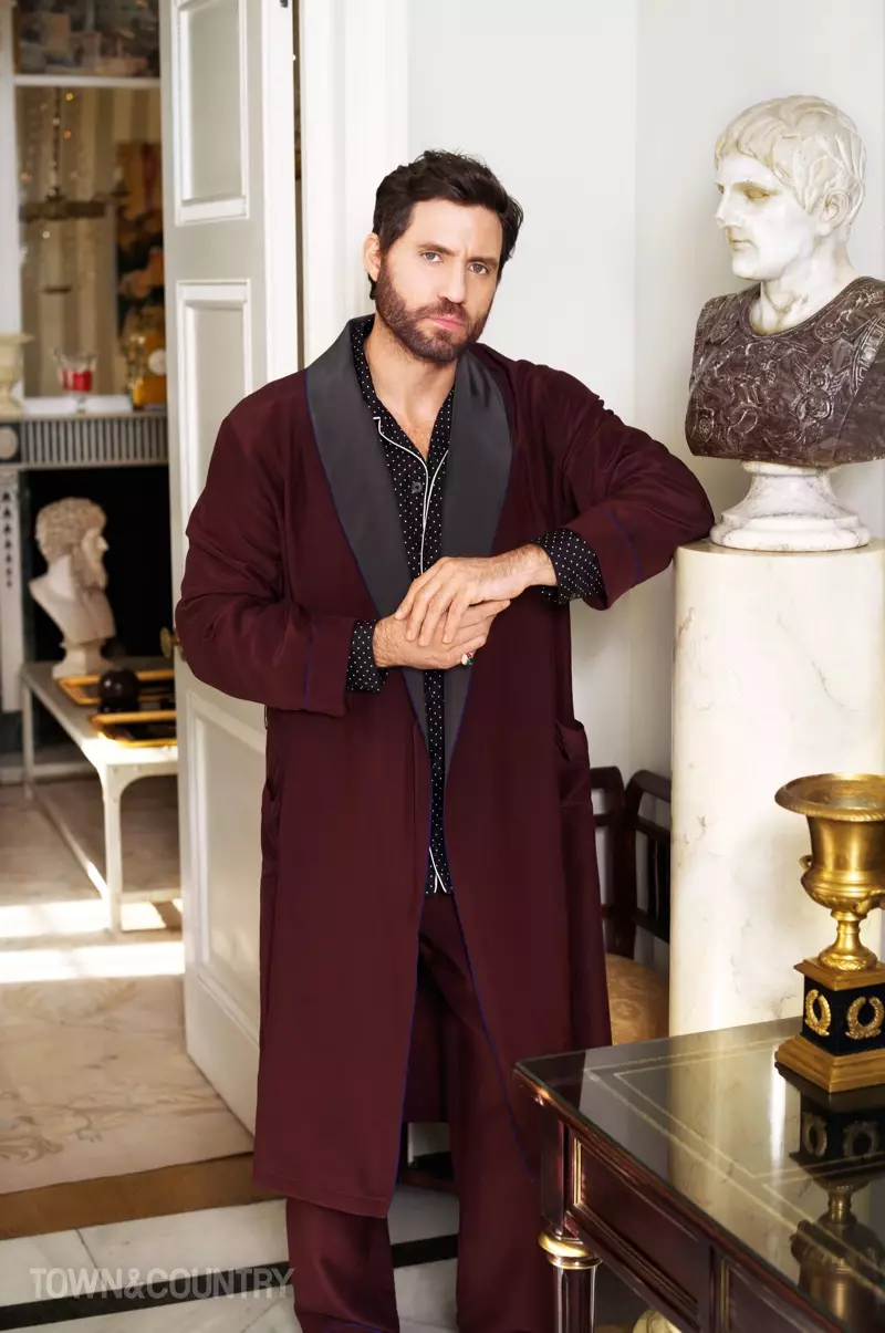 Edgar Ramirez käyttää Prada-viittaa ja housuja Dolce & Gabbana -paidan kanssa