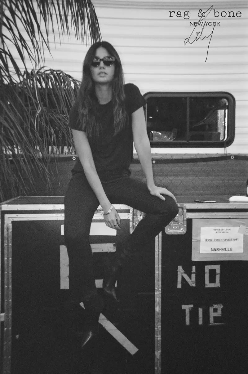 Fotografiada en blanco y negro, Lily Aldridge viste un look vaquero para Rag & Bone DIY Project