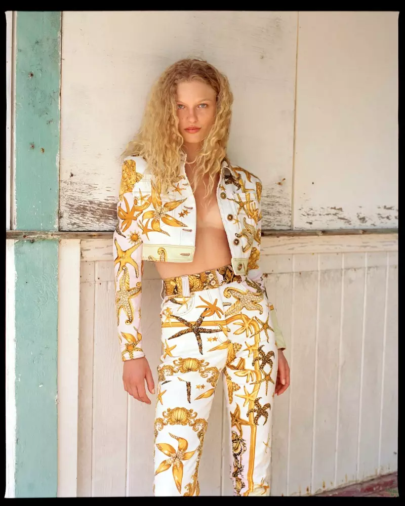 นางแบบ Frederikke Sofie สวมแจ็กเก็ต Versace และกางเกงสำหรับแคมเปญ Browns ฤดูใบไม้ผลิ-ฤดูร้อน 2018