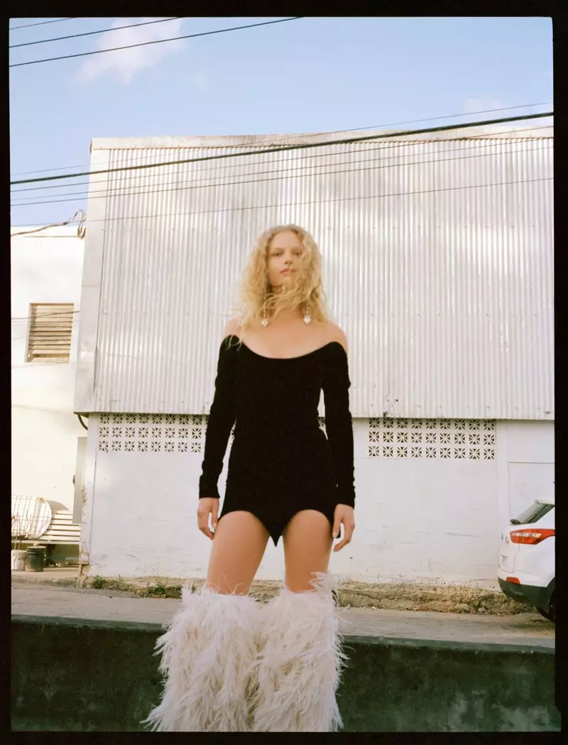 Frederikke Sofie farahan ni imura ati awọn bata orunkun Saint Laurent fun ipolongo orisun omi-ooru 2018 Browns