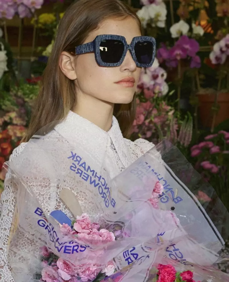 Altyn Simpson porta ulleres de sol a la campanya primavera-estiu 2019 de Carolina Herrera