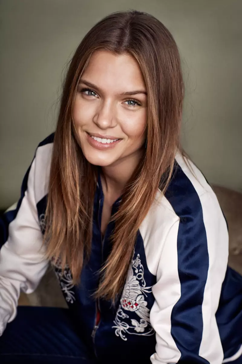 Josephine Skriver er smilende i Vero Moda bomberjakke