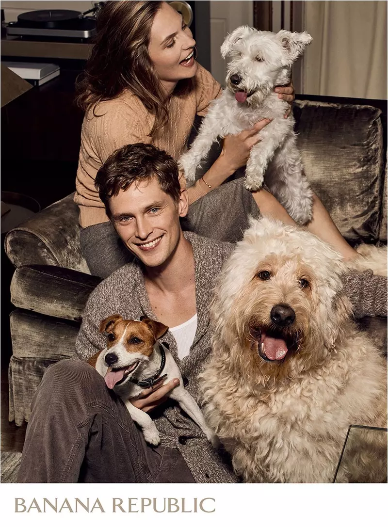 Um trio de cães adoráveis aparece na campanha de férias de 2016 da Banana Republic