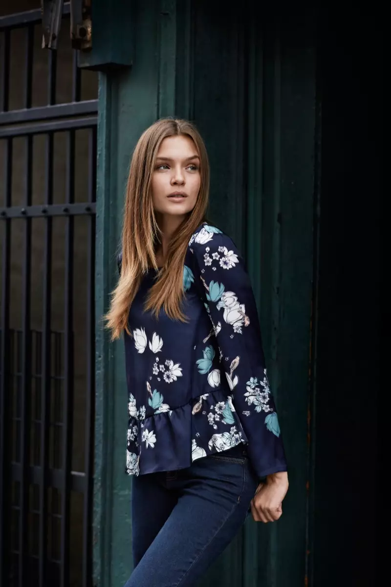 Моделът Josephine Skriver носи блуза с флорални щампи и дънки от Vero Moda