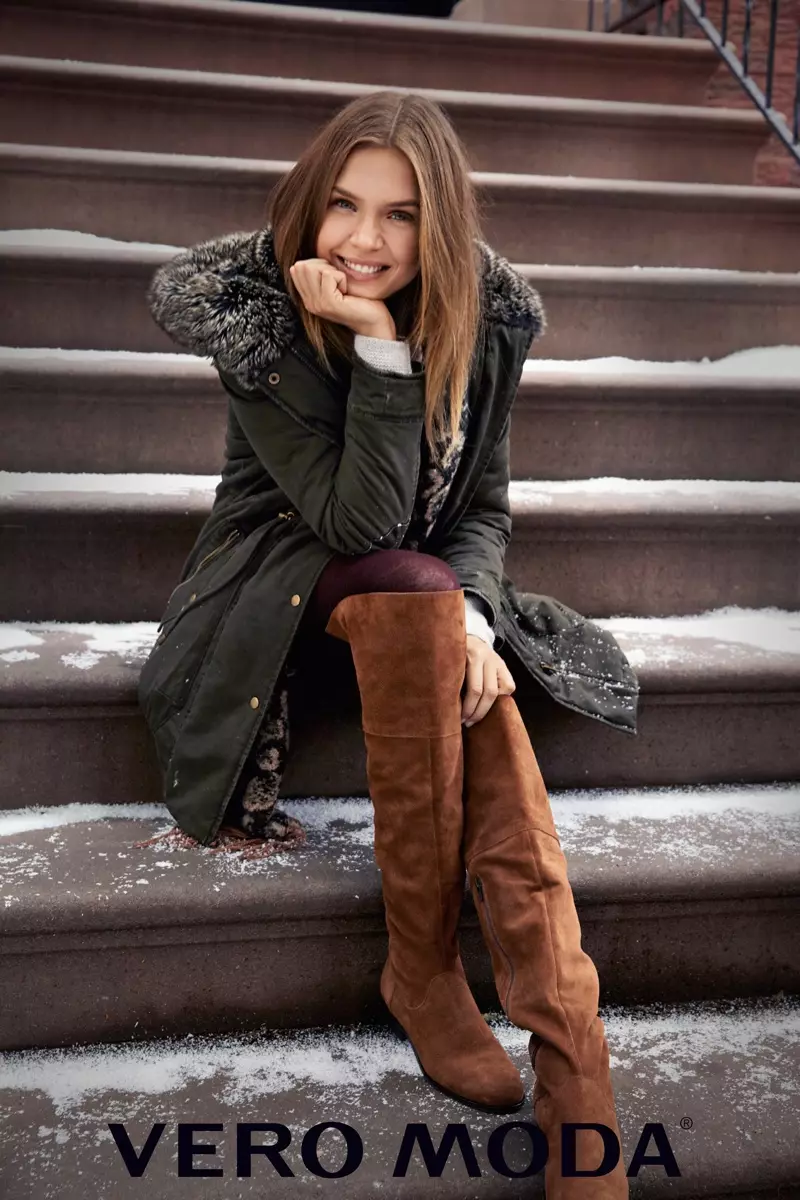 Josephine Skriver posiert auf Stufen und trägt einen pelzbesetzten Parka von Vero Moda