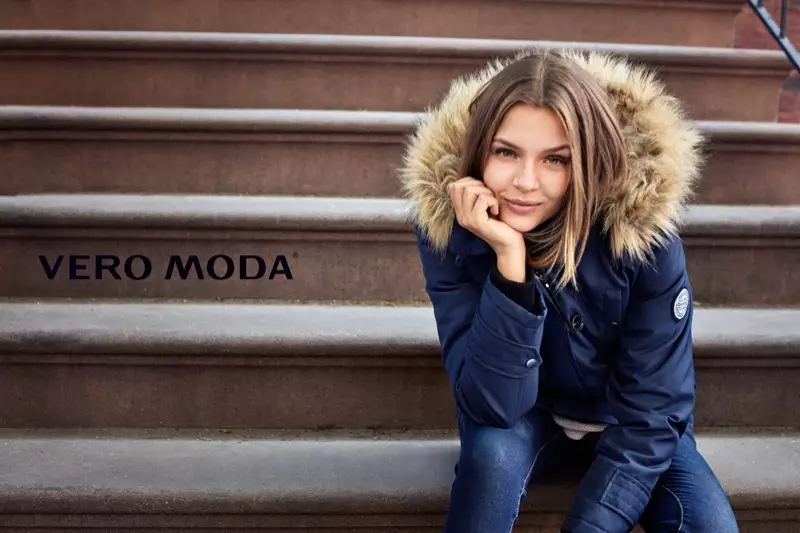 Жозефина Скривер улыбается в меховой куртке с капюшоном от Vero Moda.