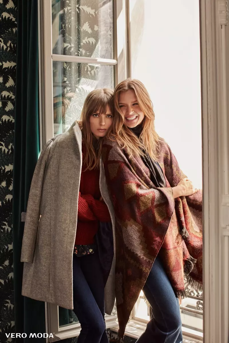 Josephine Skriver lan Caroline Brasch Nielsen lapisan munggah ing outerwear tiba