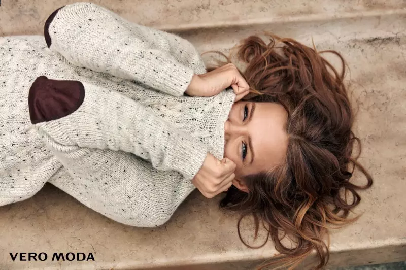 Josephine Skriver mengenakan sweter marmer Vero Moda dengan lengan bertambal