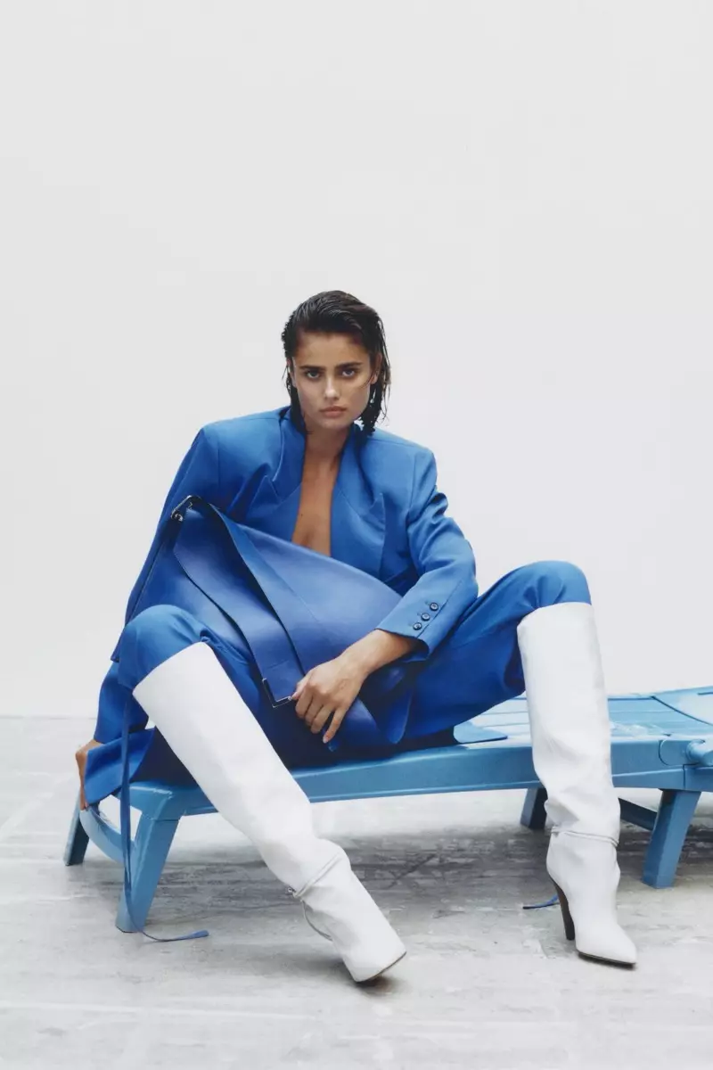 Isabel Marant svela la collezione di accessori autunno inverno 2020 indossata da Taylor Hill.