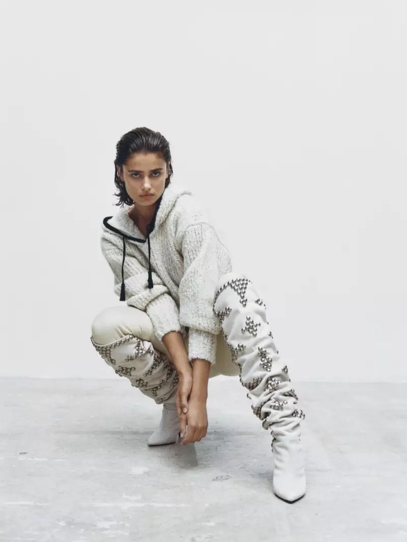 Model Taylor Hill neem 'n pose in Isabel Marant herfs-winter 2020-bykomstighede.