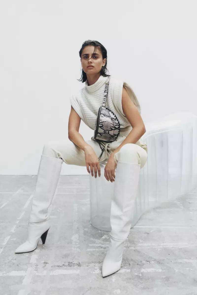 Mengenakan warna putih, Taylor Hill tampil di depan koleksi aksesori musim gugur-musim dingin 2020 Isabel Marant.