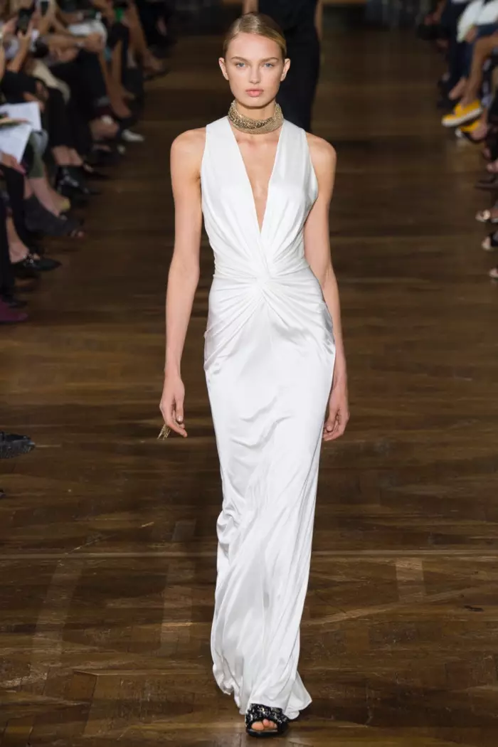 Lanvin Primavera 2017: Romee Strijd desfila em vestido branco com decote profundo e detalhes plissados