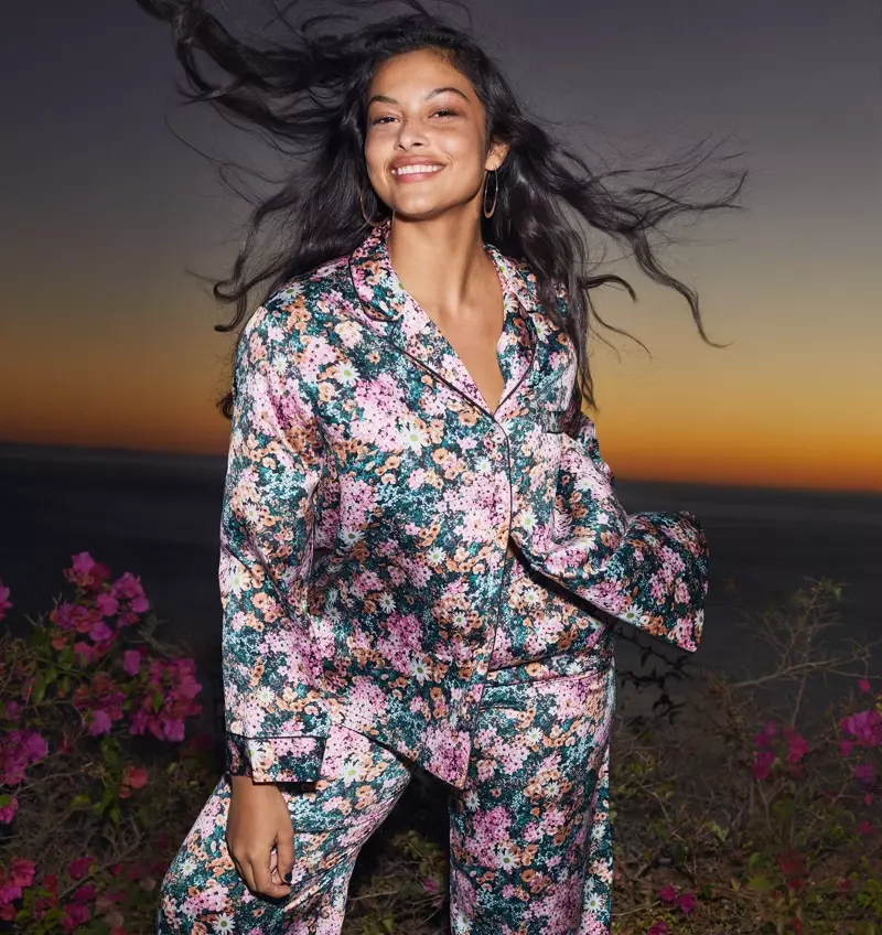 Devyn Garcia sorride nella campagna primavera 2021 di Victoria's Secret.