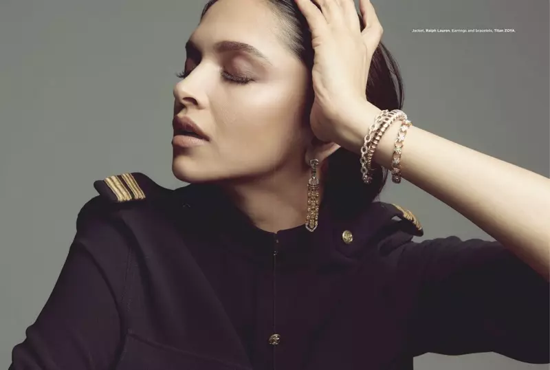 Deepika Padukone Titan ZOYA zinət əşyaları ilə Ralph Lauren pencəkdə poza verir