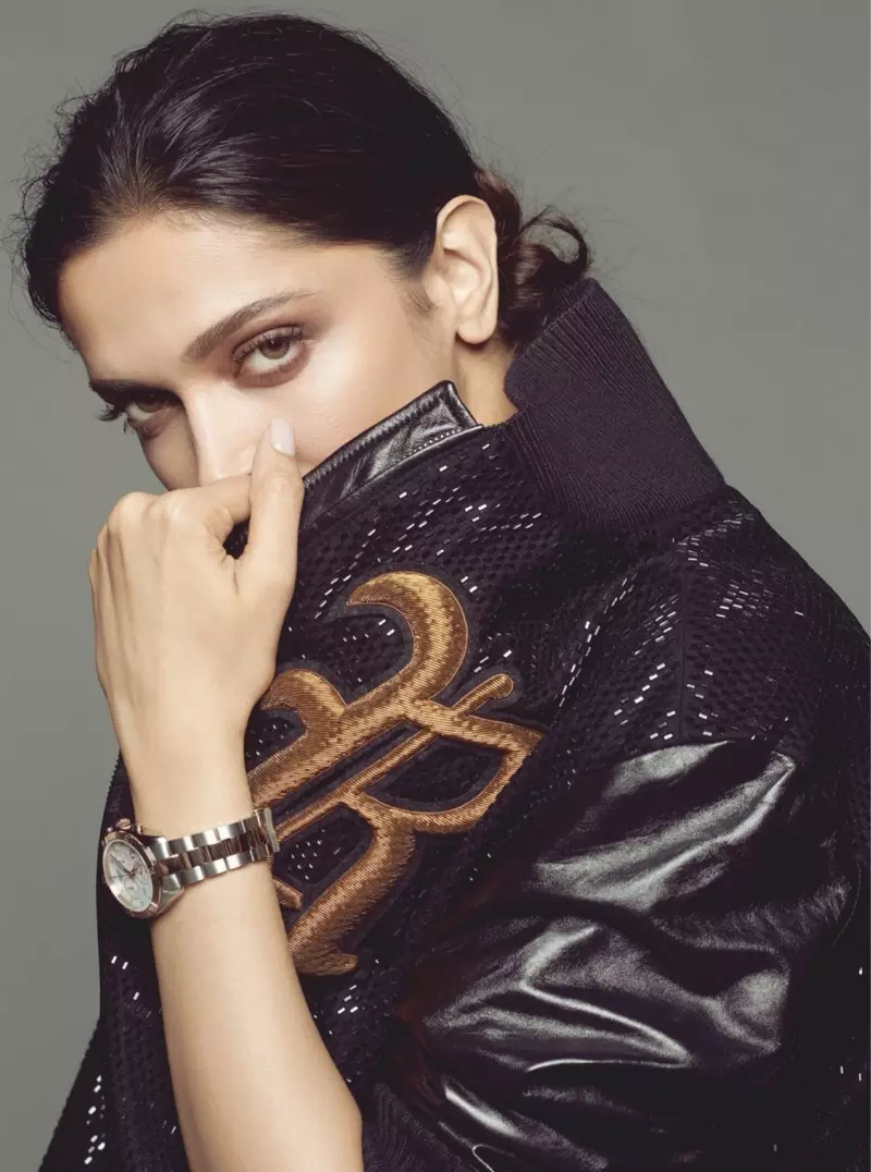 Agus í ullamh dá clos, caitheann Deepika Padukone seaicéad Ralph Lauren le huaireadóir Tissot