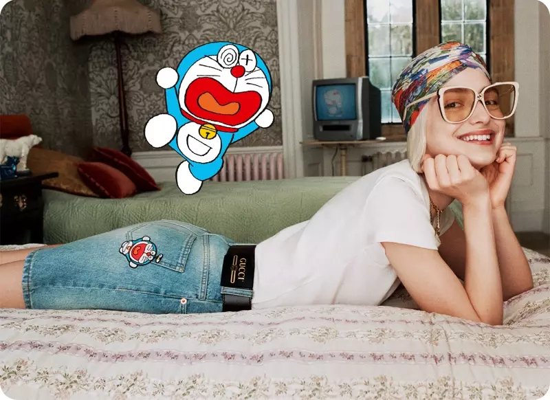 Model je samý úsmev, ktorý nosí spoluprácu Doraemon x Gucci.