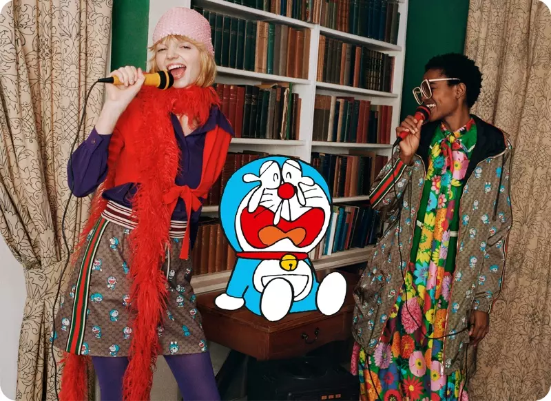 Ang mga modelo nagkanta sa karaoke alang sa kolaborasyon sa Lunar New Year ni Doraemon x Gucci.