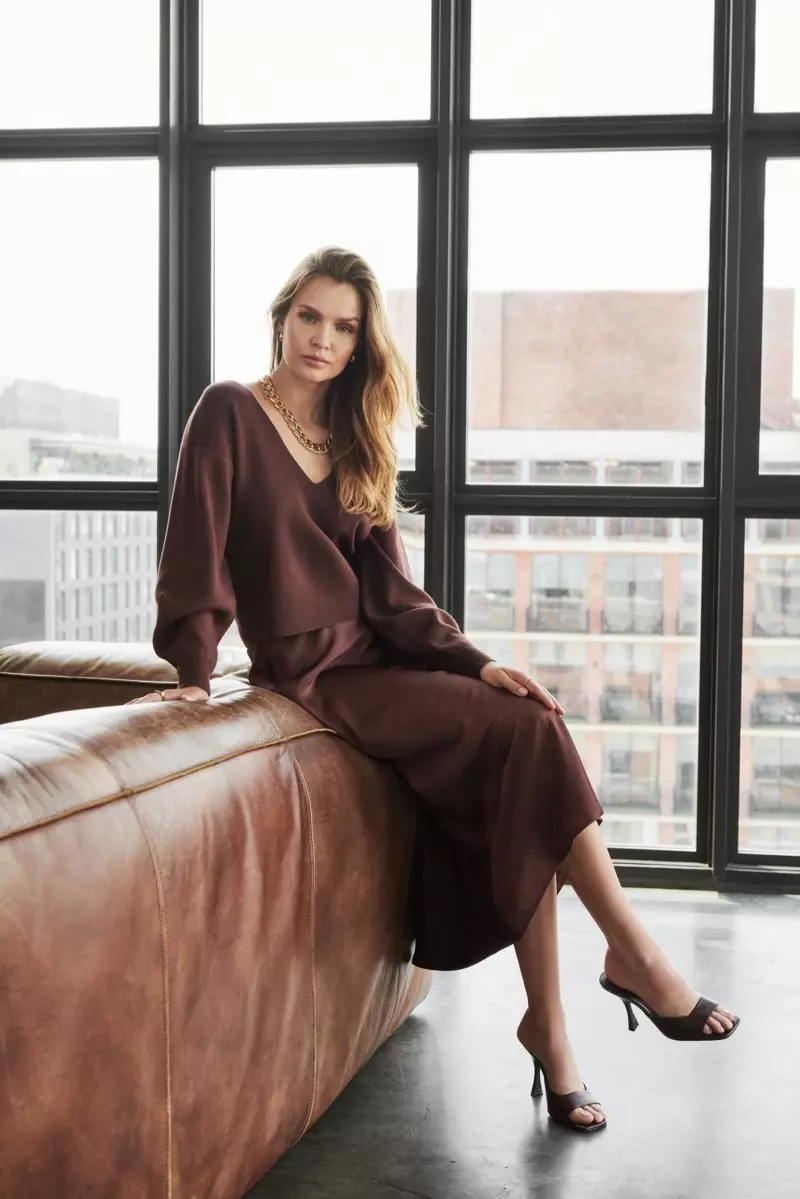 Josephine Skriver staan voor Dynamite herfs 2020-veldtog.