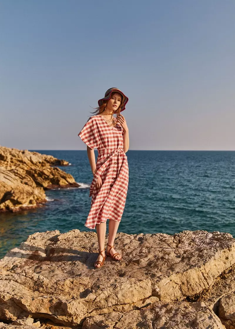 Julia Hafstrom poseert bij het strand en modelleert Mango's linnen stukken