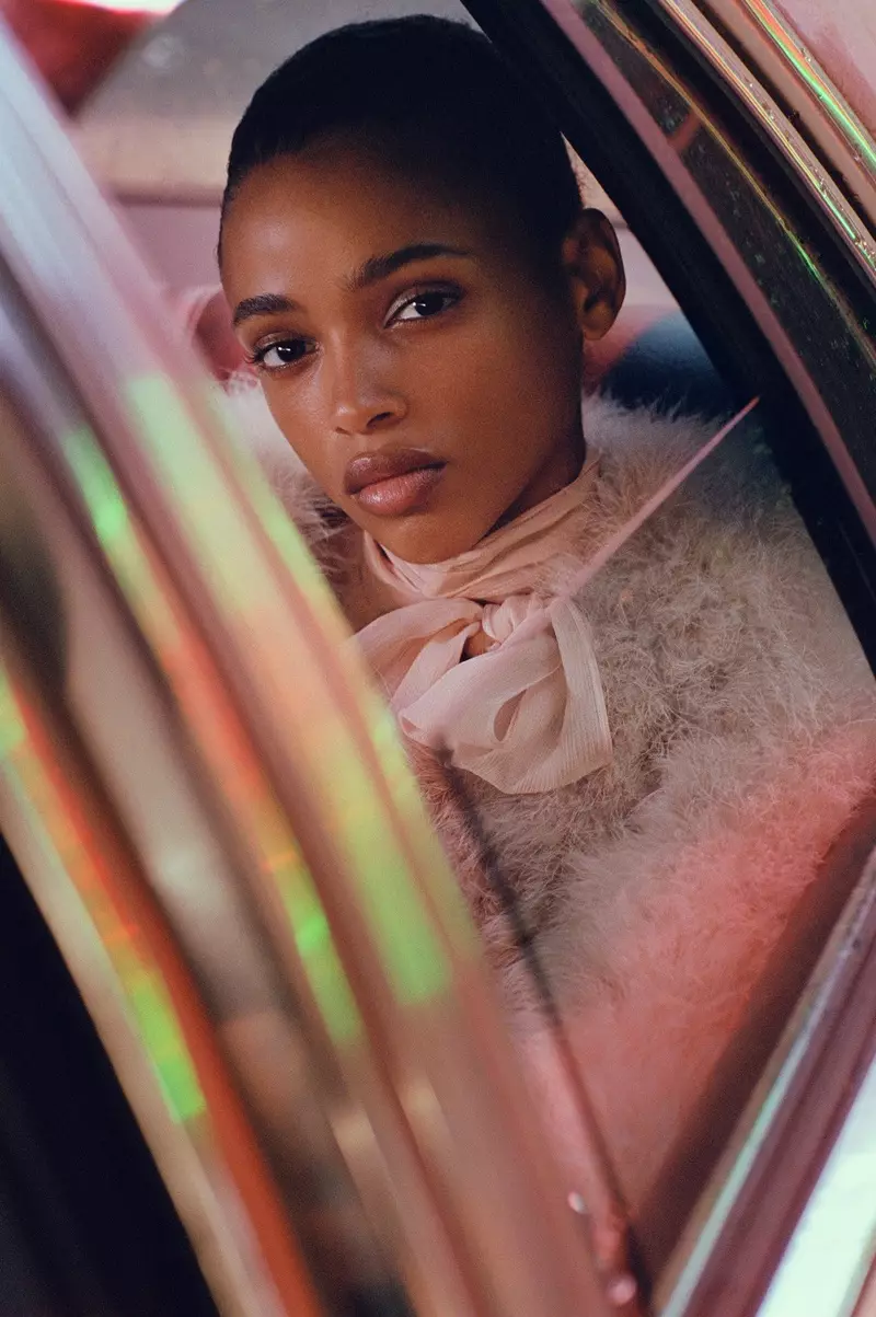 Model Aya Jones is klear foar har close-up yn Mango Before Midnight 2017 kampanje