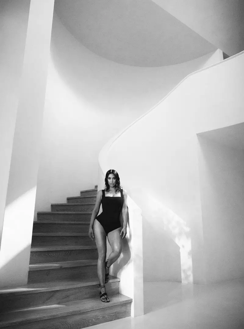 Si Kim Kardashian nagsul-ob og Moeva swimsuit nga adunay 3.1 Phillip Lim sandals