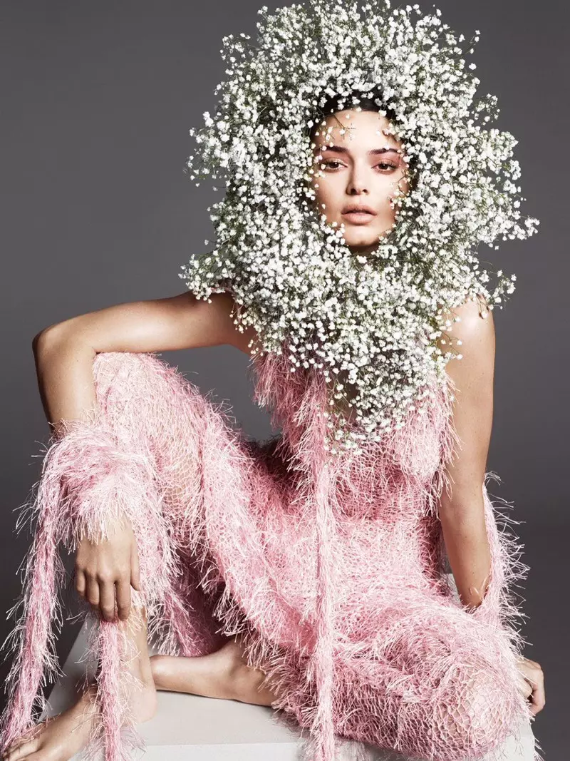 Kendall Jenner သည် Vogue အတွက် Spring Collections တွင် ပါဝင်ခဲ့သည်။