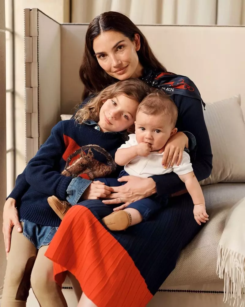 Ang modelong si Lily Aldridge ay nag-pose kasama ang kanyang mga anak para sa kampanya ni Lauren Ralph Lauren fall 2019