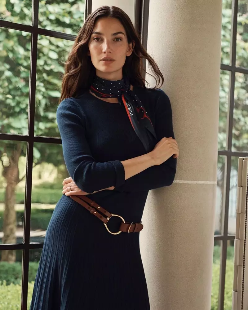 Model Lily Aldridge di kampanyaya payizê ya 2019-an a Lauren Ralph Lauren de behreyê li xwe dike