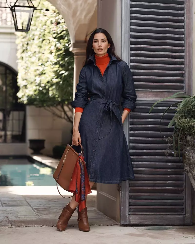 Vêtue d'une robe chemise en jean, Lily Aldridge apparaît dans la campagne automne 2019 de Lauren Ralph Lauren