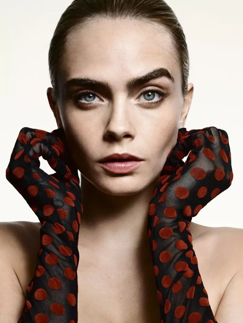 Cara Delevingne-k ELLE Erresuma Batuko orrialdeak ematen ditu