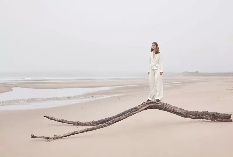 Femke Huijzer Ajya Elegant kuri Beach ya Harper's Bazaar UK