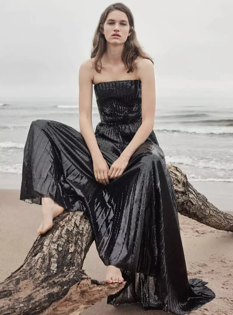 Femke Huijzer, Harper's Bazaar UK를 위해 해변에서 우아하게 등장