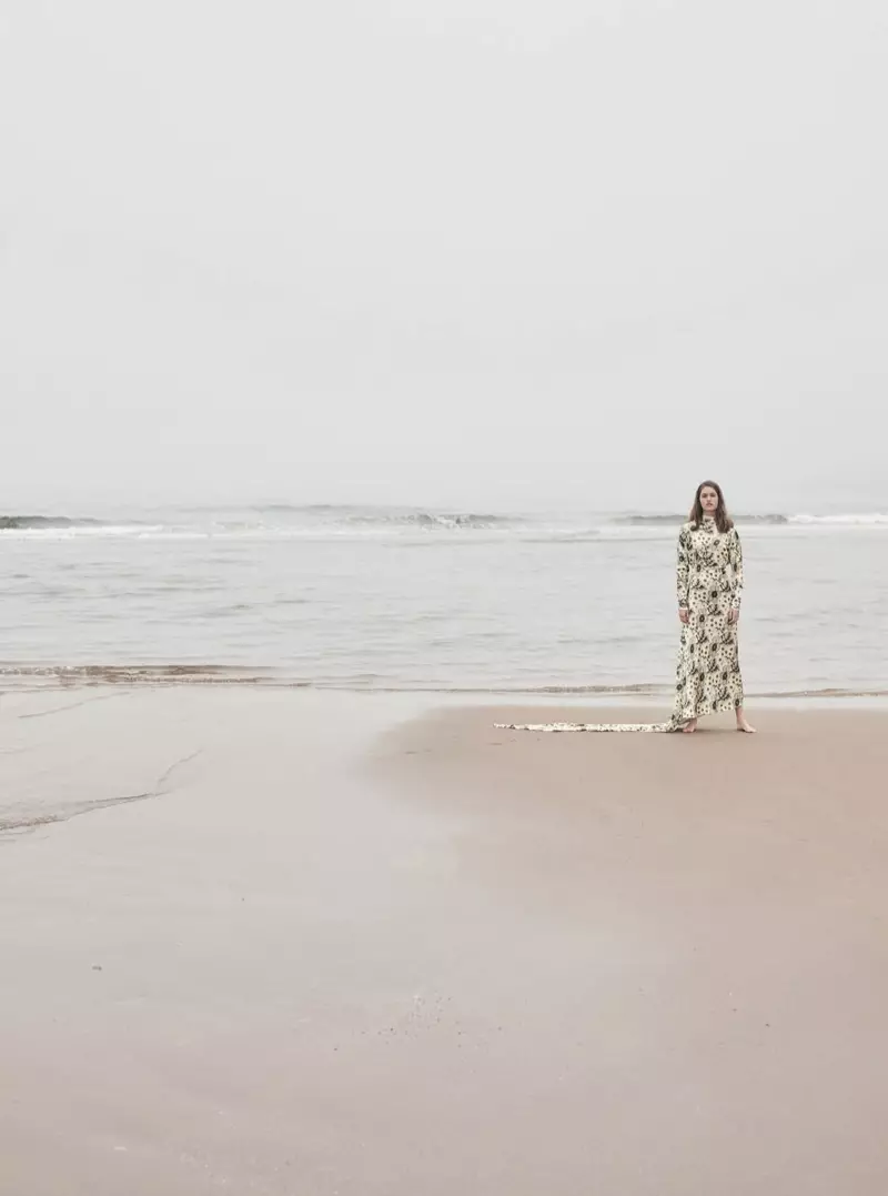 Femke Huijzer va elegante en la playa para Harper's Bazaar Reino Unido