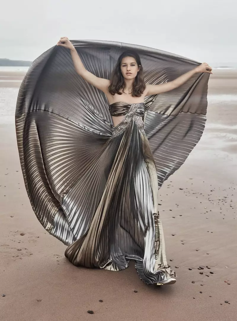 Femke Huijzer je elegantna na plaži za Harper's Bazaar UK