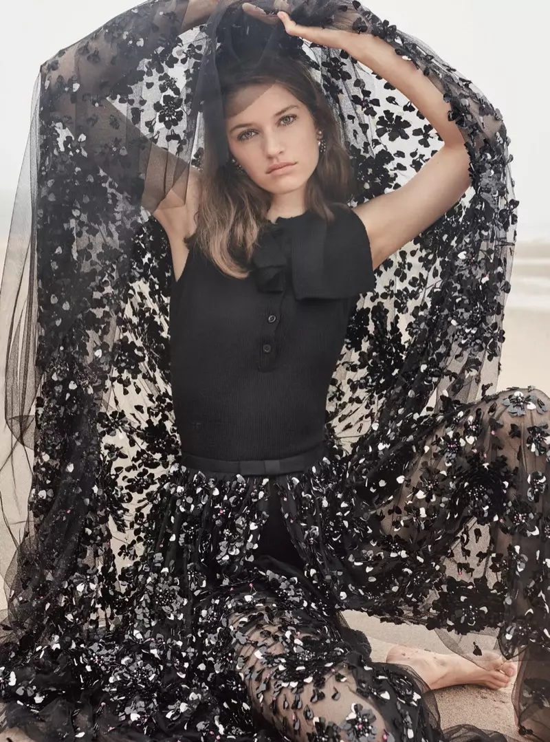 Femke Huijzer ji bo Harper's Bazaar UK li Peravê Elegant diçe