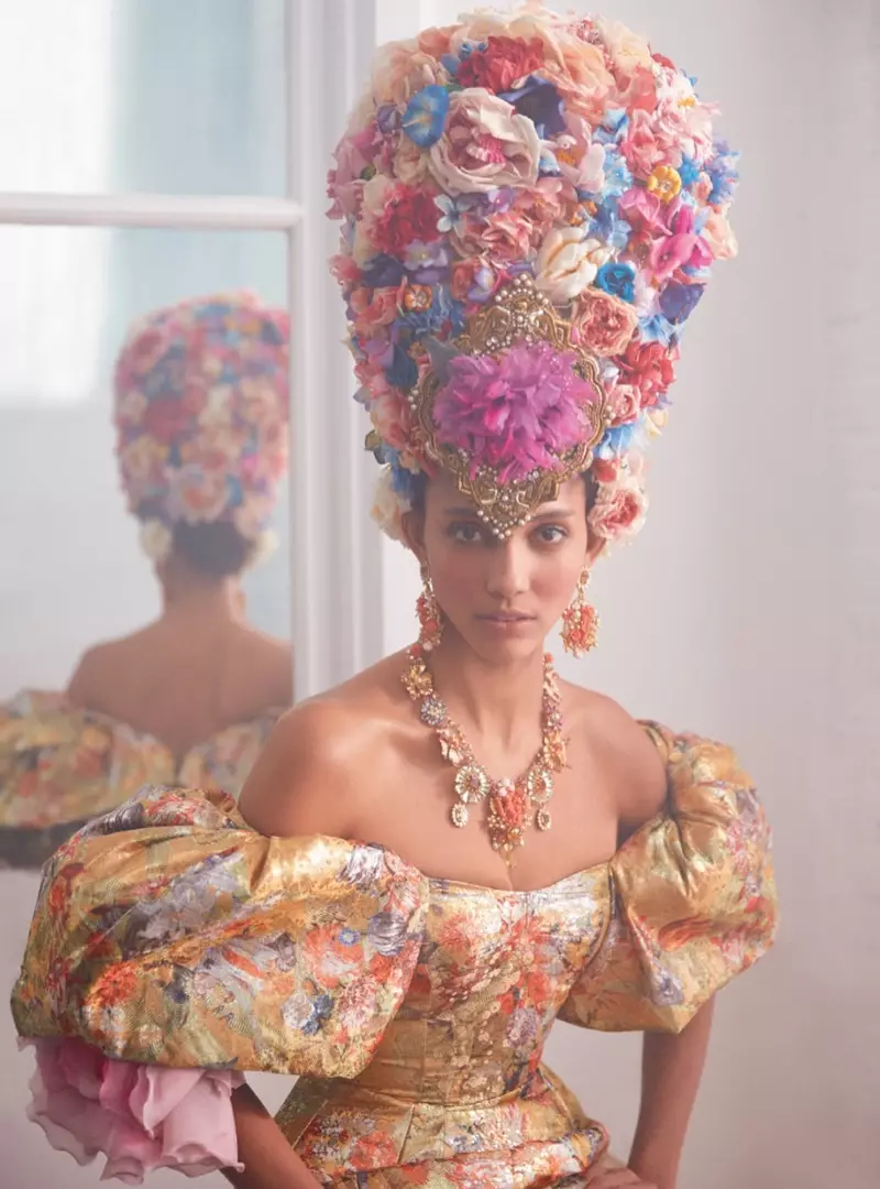 Cora Emmanuel navdušuje v Haute Couture išče za Harper's Bazaar UK