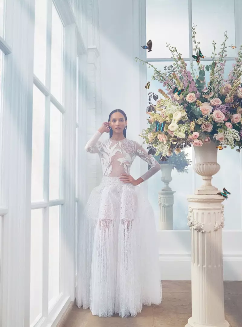 Cora Emmanuel navdušuje v Haute Couture išče za Harper's Bazaar UK